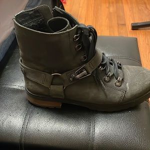 UGG warmth & quality boot, once worn. In new condition. US 8